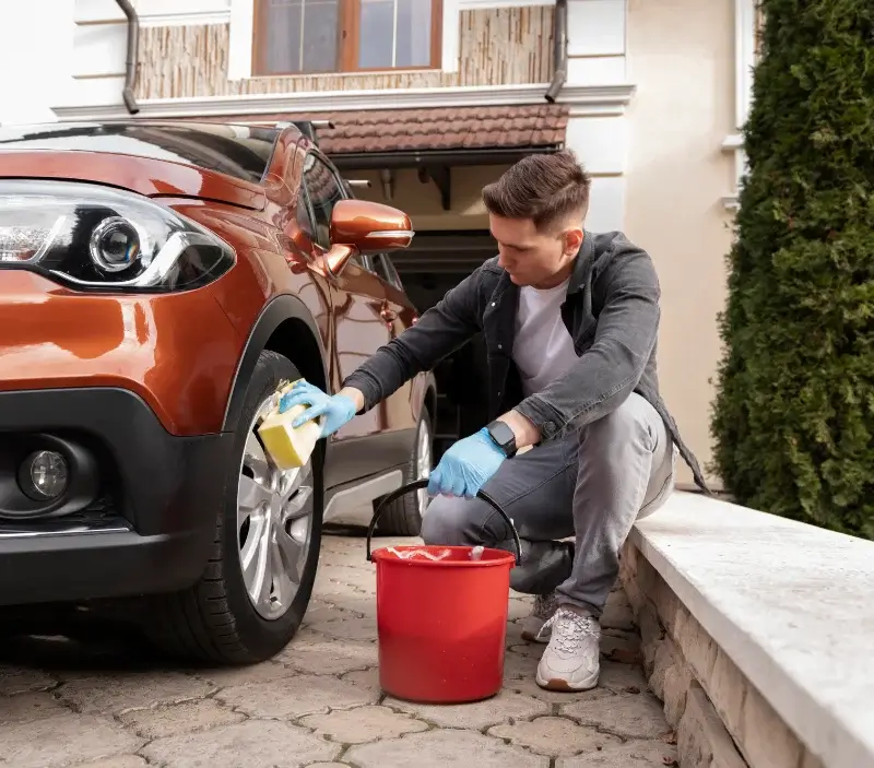 Lavage auto à domicile Lestelle-Bétharram : professionnel intervenant sur un véhicule